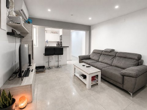 Salón moderno reformado en Carolinas Altas, Alicante